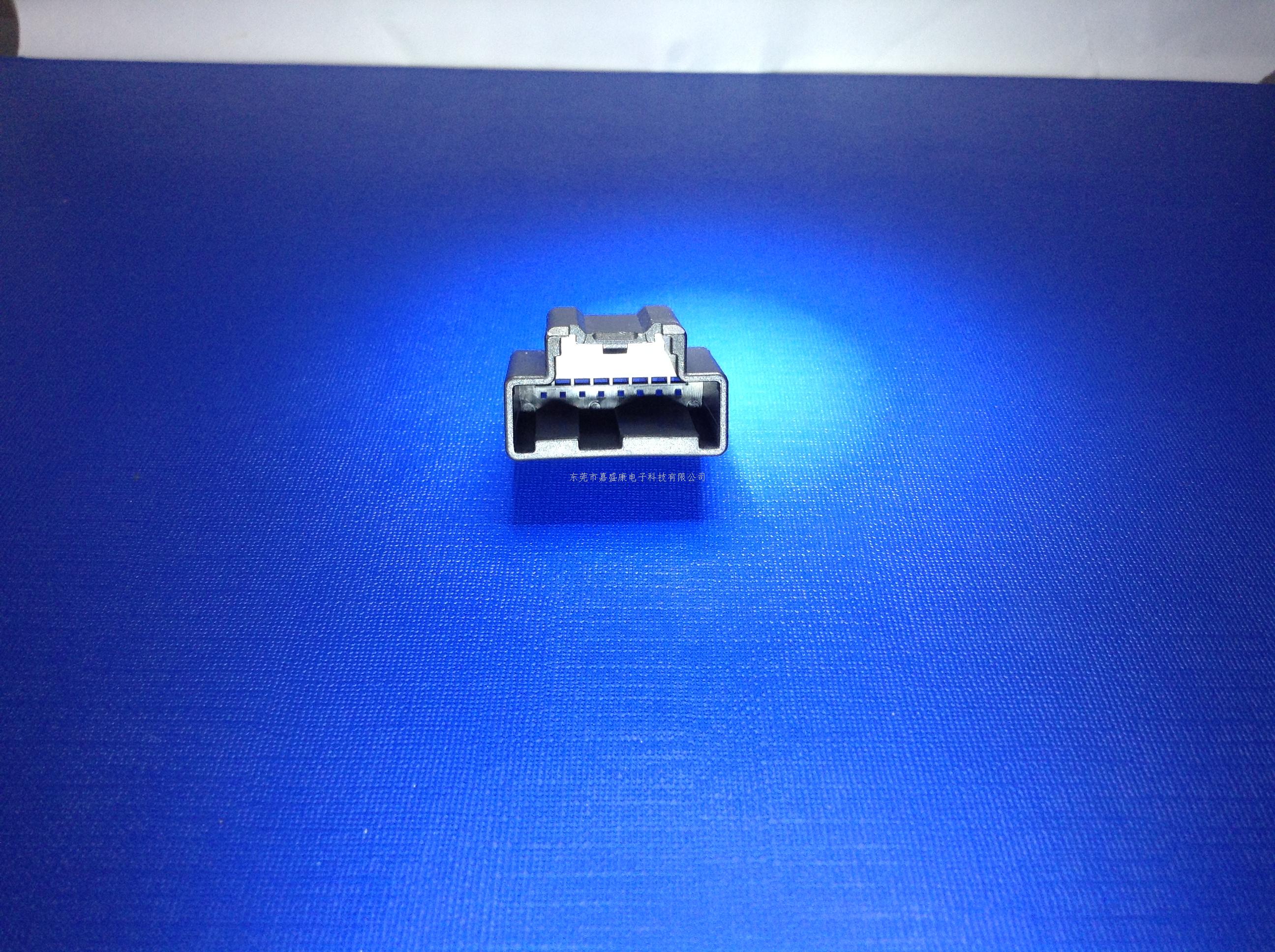 科鲁兹8P母胶壳.22-1402...