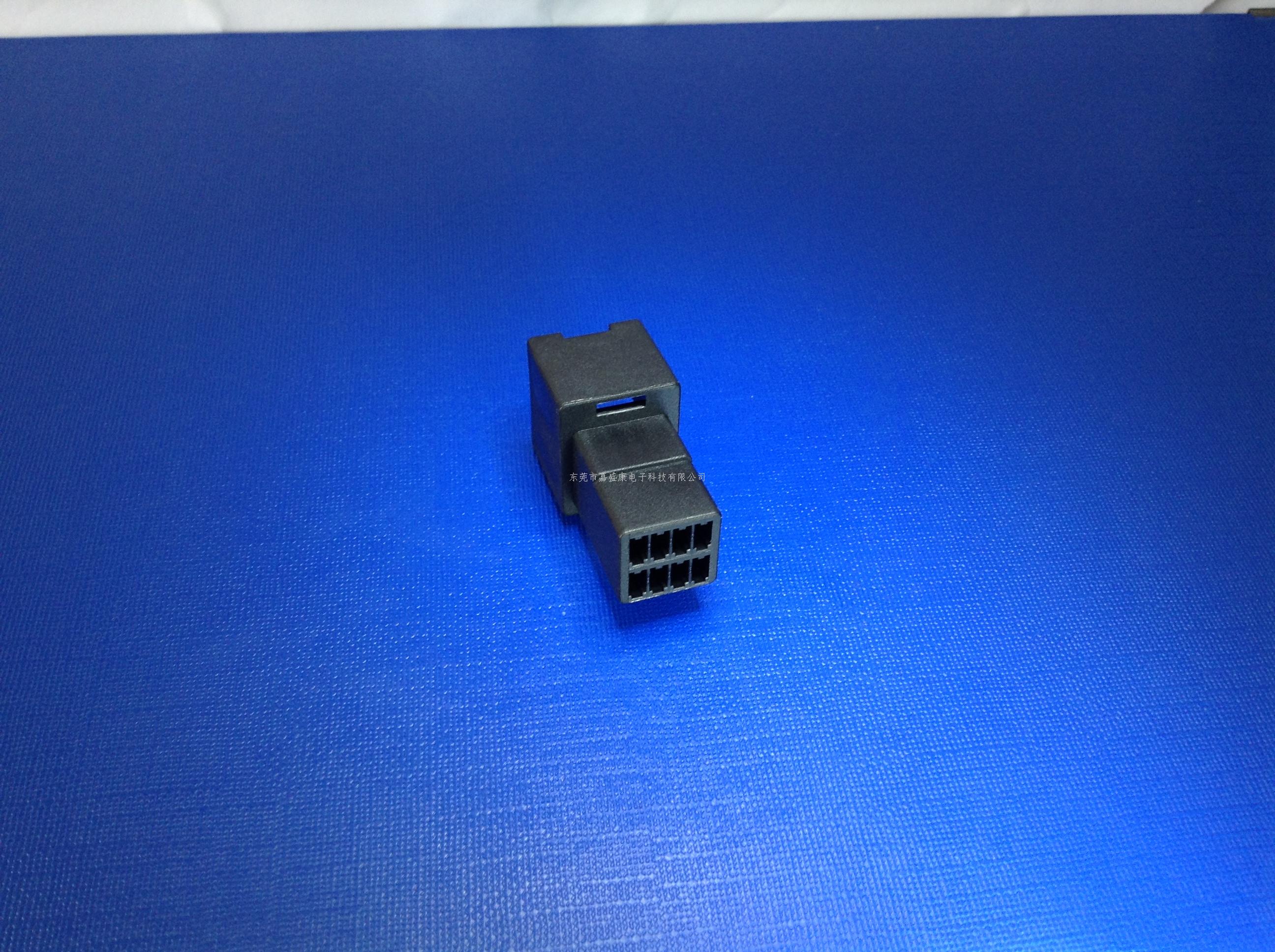 斯巴鲁8P母胶壳：22-1402...