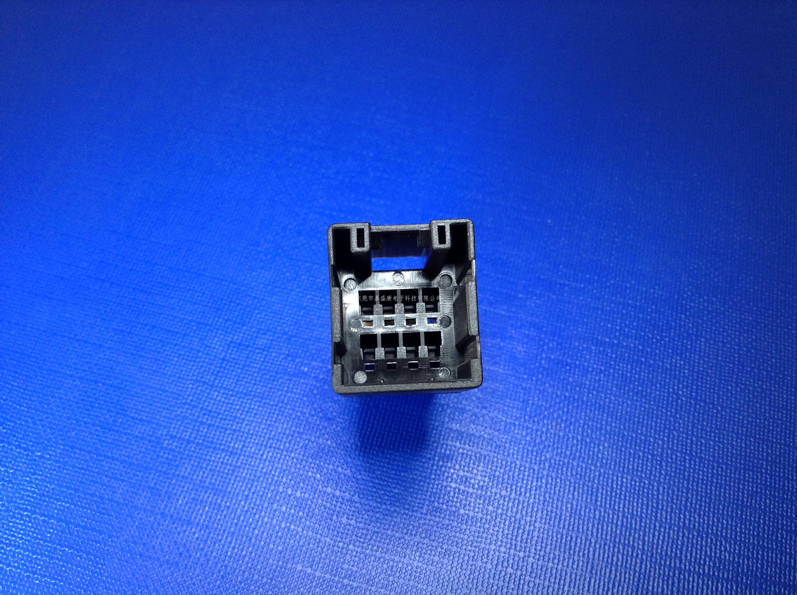 斯巴鲁8P母胶壳：22-1402...